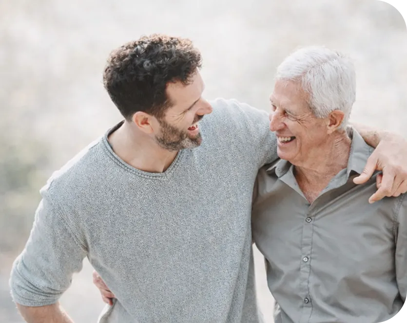 Padre e hijo abrazados sonriendo