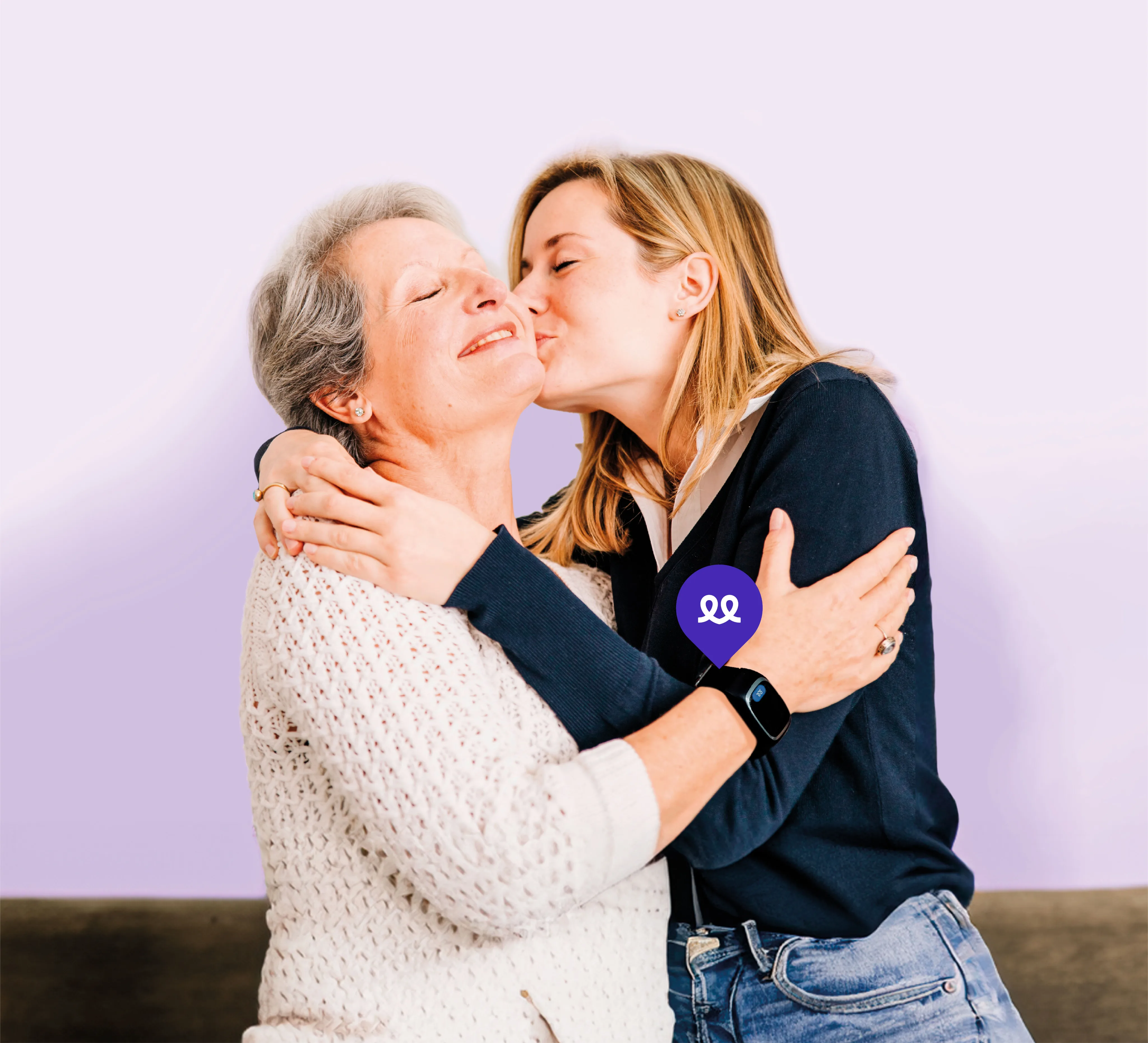 Mujer mayor sonriendo con el reloj Durcal en casa