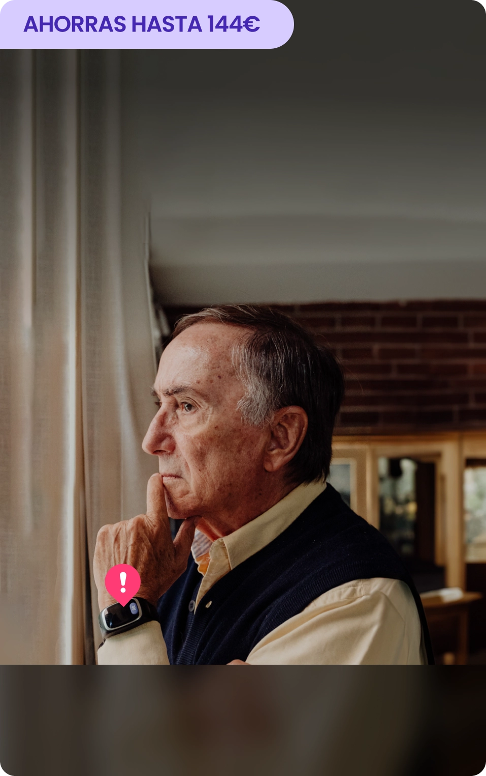 Hombre mayor, pensativo, mirando por la ventana, con un reloj de pulsera de teleasistencia en su muñeca que muestra un signo de exclamación dentro de un corazón rojo. En la parte superior, un texto dice 'AHORRAS HASTA 144€' y en la parte inferior 'PROTEGE TU VIDA'.