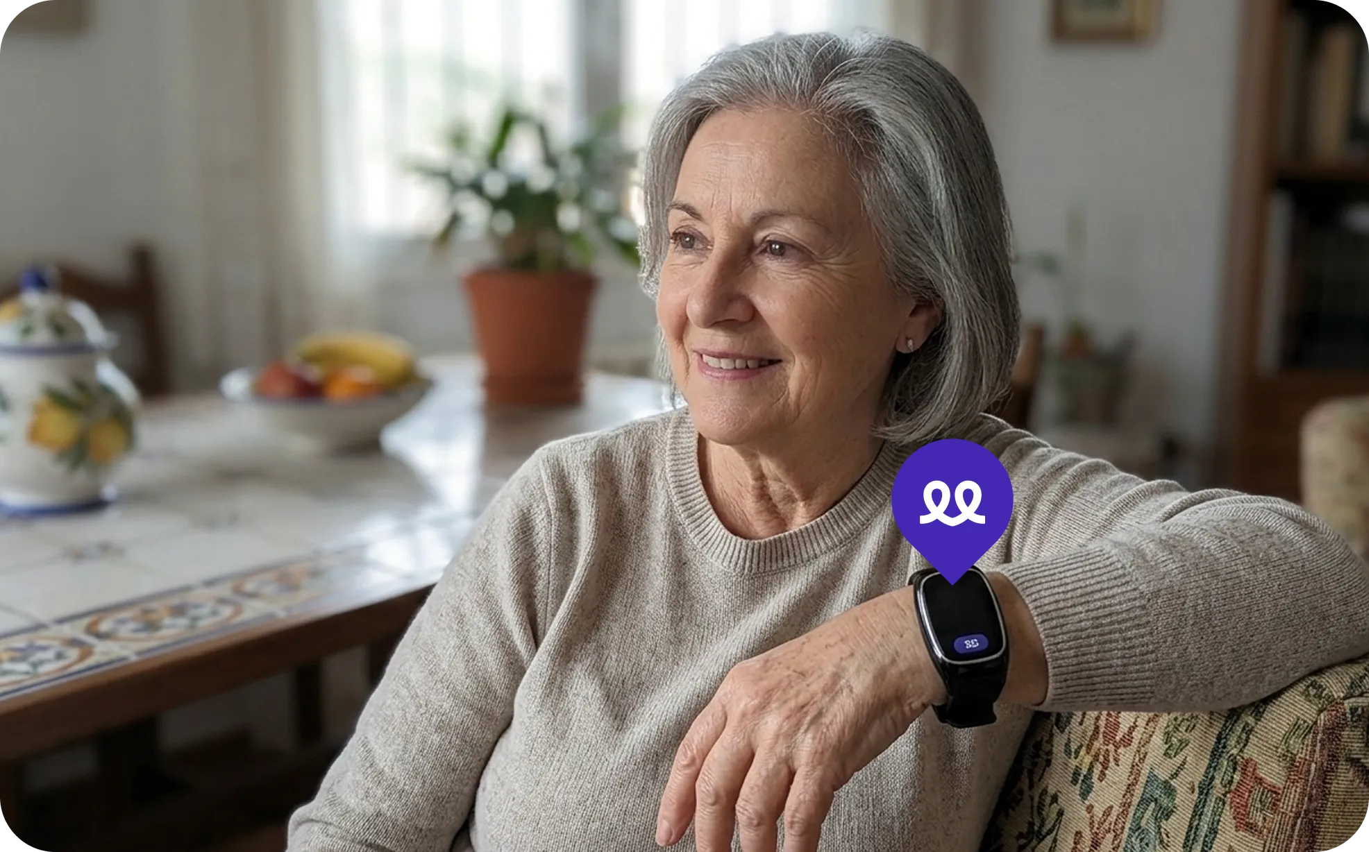 Persona mayor en casa usando el reloj Durcal