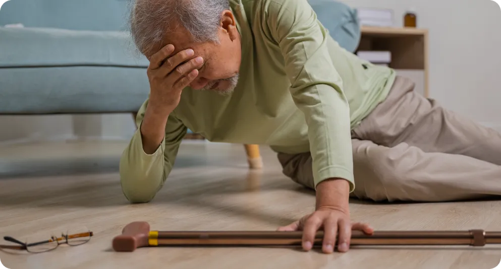 Señor mayor que se ha caido y se esta levantado con la mano en la frente