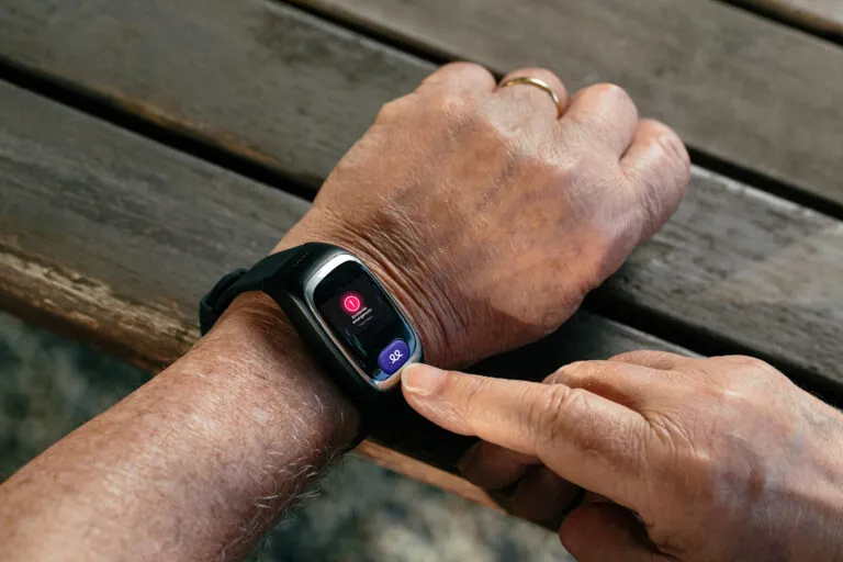 Teleasistencia en 2026: Del botón rojo fijo al reloj inteligente