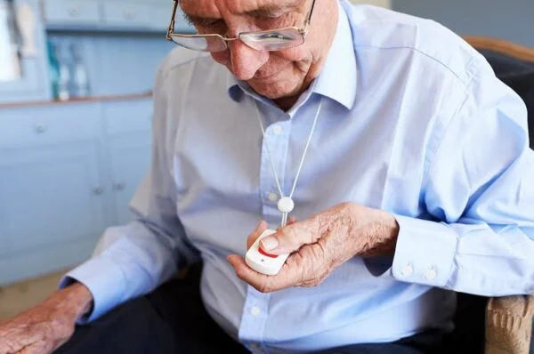 Por qué las personas mayores rechazan el medallón tradicional y qué alternativas existen