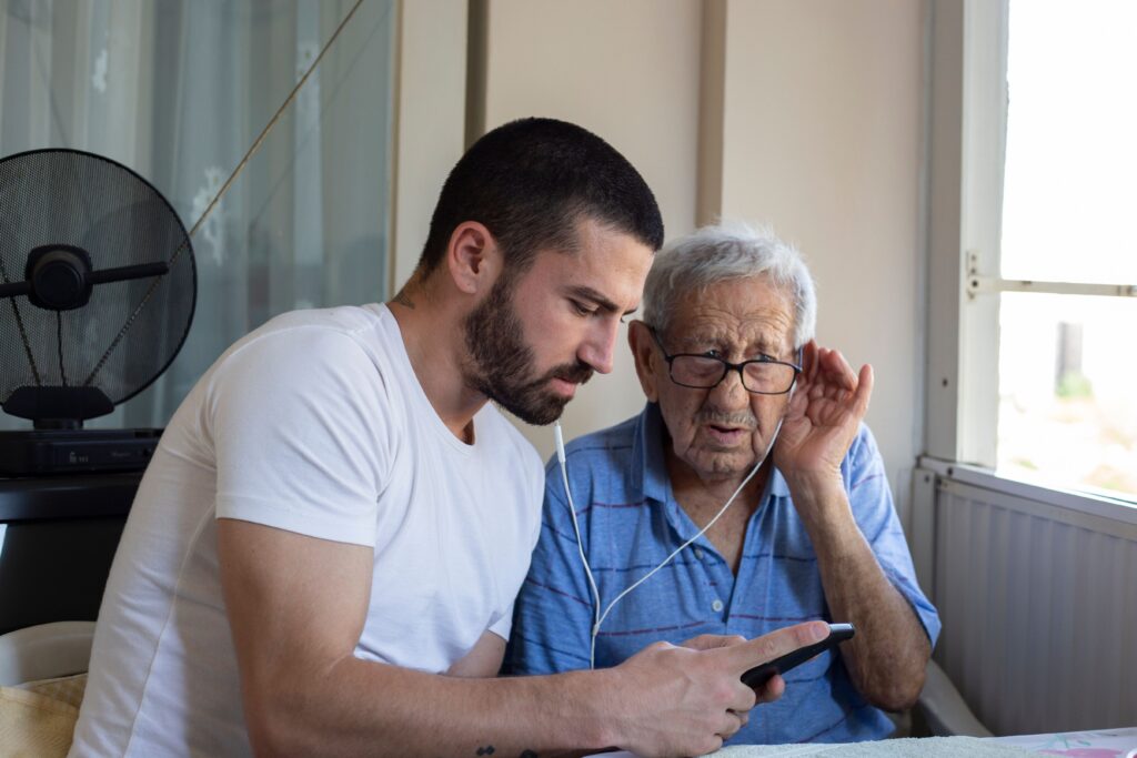 ¿Cómo cuidar de las personas mayores? - Blog durcal
