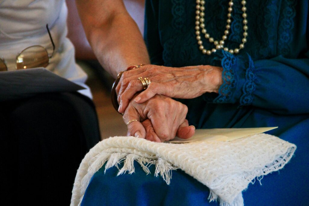¿Cómo gestionar la agresividad en ancianos?- blog durcal