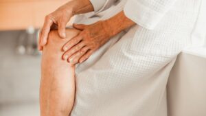 ¿Cómo aliviar el dolor de rodillas en ancianos? - blog durcal