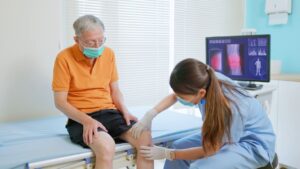 ¿Cómo aliviar el dolor de rodillas en ancianos? - blog durcal