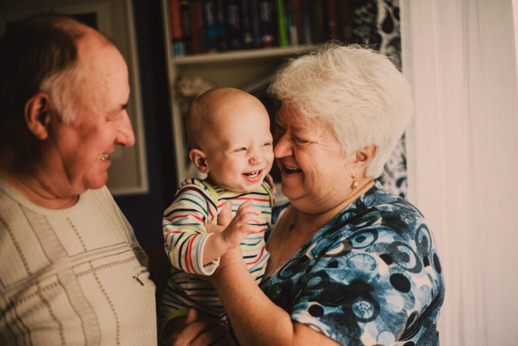 Abuela cargando al Día de los abuelos - Durcal blog.