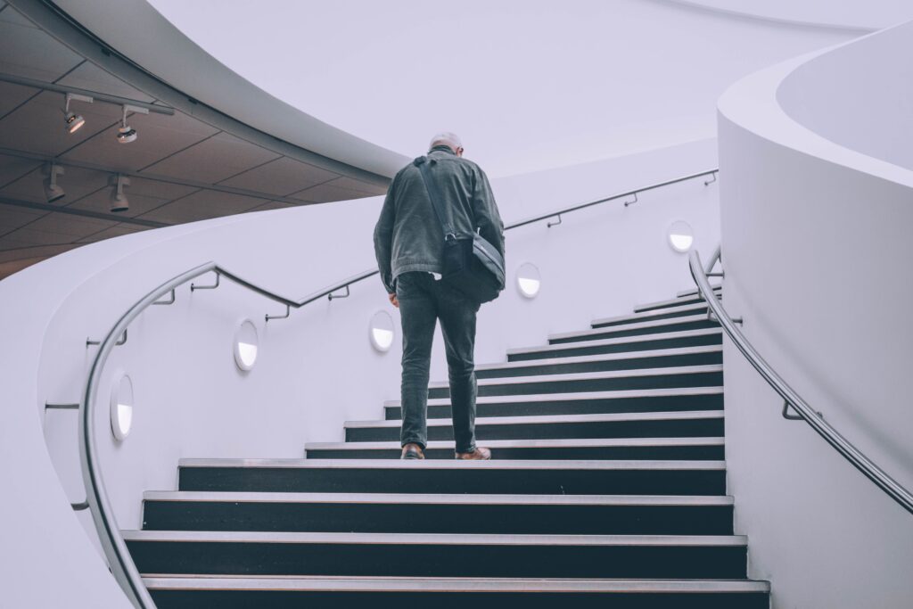 Subir escaleras: soluciones creativas para personas mayores - Durcal Blog