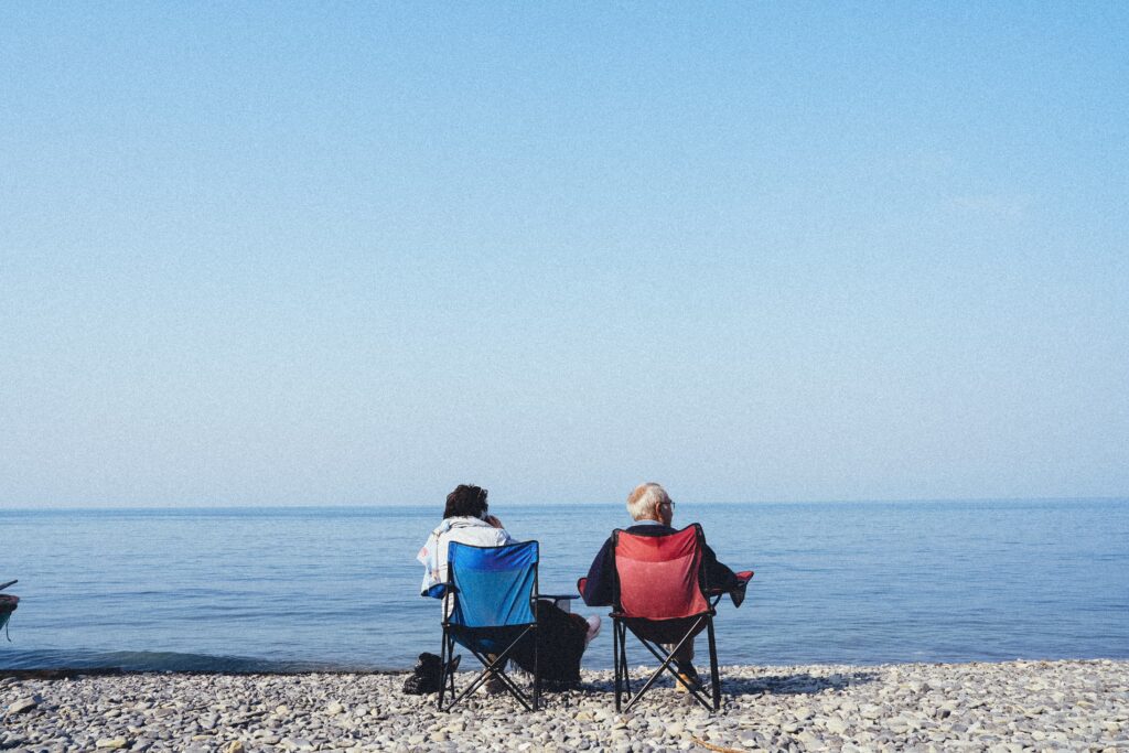 Soledad de personas mayores en verano - Durcal Blog