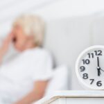 ¿Qué pasa si una persona mayor duerme mucho?