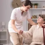 ¿Es posible contratar a un familiar como cuidador?
