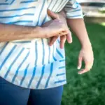 ¿Qué es la maniobra de Heimlich y cómo aplicarla en adultos dependientes?